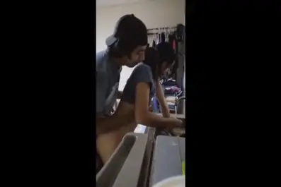 Lagi Cuci Piring Malah Diewe Dari Belakang